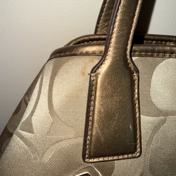 Coach Kisslock Shoulder Bag with Embossed Flowers and Lavender Interior - Picture 5 of 17